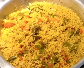 Kitchari_de_Acelga_Suiza_con_Arroz_Integral_Plato_Aromático_Comida_Saludable_Receta_de_Kitchari_Ayurvédico_Delight_Receta_Balanceada_Alimentación_Saludable_Comida_Confortable_Bondad_Hecha_en_Casa_Comida_Ayurvédica_Ayurveda